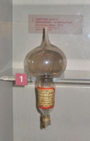 Première lampe électrique de Thomas Edison en 1879.