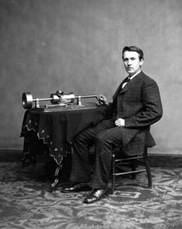 Edison et son phonographe à cylindre en 1878.