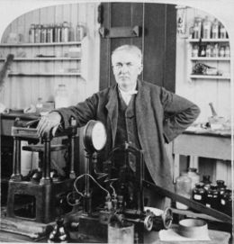 Thomas Edison dans son laboratoire de recherche en 1901.