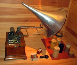 Phonographe et cylindres phonographiques inventés par Edison en 1877.