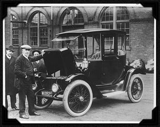 Thomas Edison inspectant une voiture électrique en 1913.