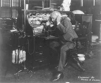 Thomas Edison au Téléphone.